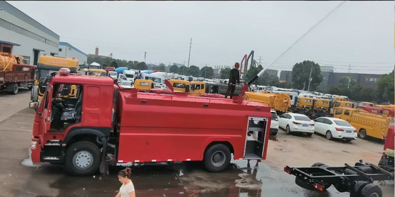 Camión de rociadura 10000L del agua de alta presión de la lucha contra el fuego de Sinotruk HOWO