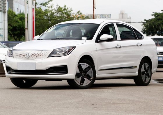 sedán AEOLUS E70 de los coches eléctricos de Dongfeng de la gama larga de 120kw 230NM