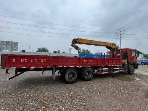 Yuchai Dongfeng Crane Used Heavy Duty Trucks RÁPIDAMENTE manual de 9 velocidades